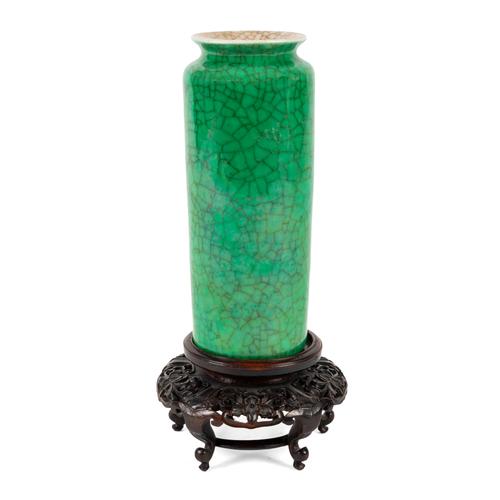 A CHINESE PORCELAIN CRACKLE GLAZE VASE (2)