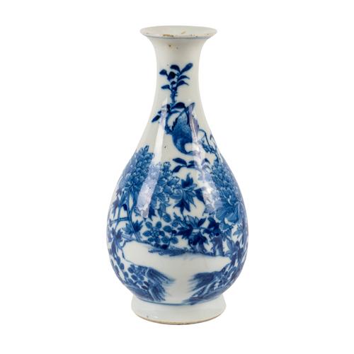 A CHINESE BLUE AND WHITE PORCELAIN PEAR SHAPED VASE