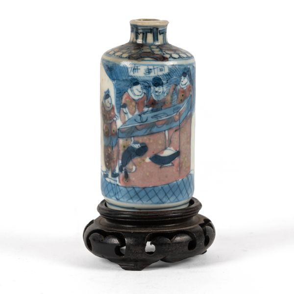 A CHINESE PORCELAIN SNUFF BOTTLE (2)