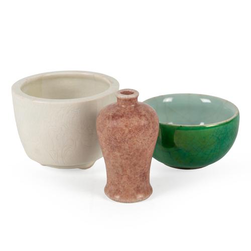 A SMALL CHINESE WHITE CRACKLE GLAZED PLANTER (3)