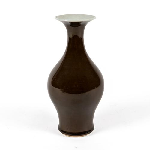 A CHINESE MONOCHROME PORCELAIN VASE