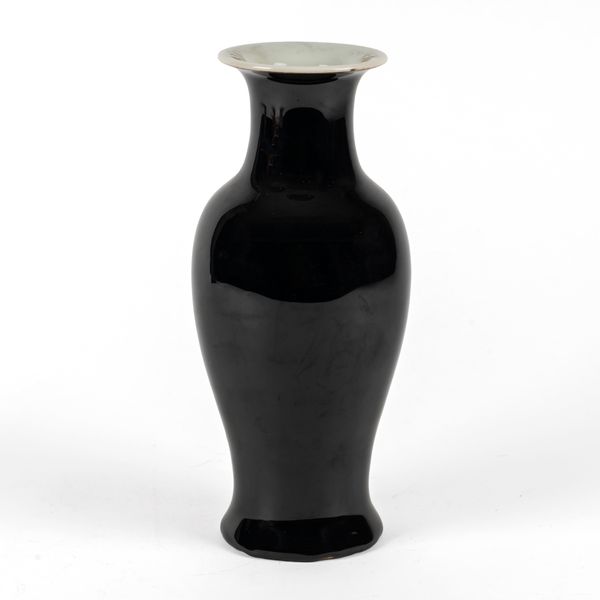 A CHINESE MONOCHROME BLACK GLAZED PORCELAIN VASE
