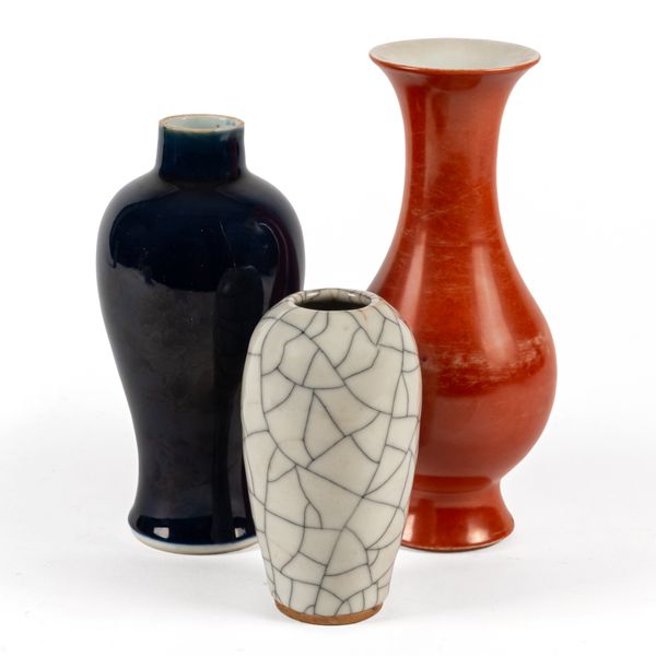 A CHINESE GUAN OR GE STYLE CRACKLE GLAZE PORCELAIN VASE (3)