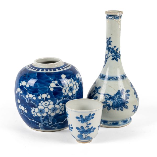 A CHINESE BLUE AND WHITE BOTTLE VASE (3)