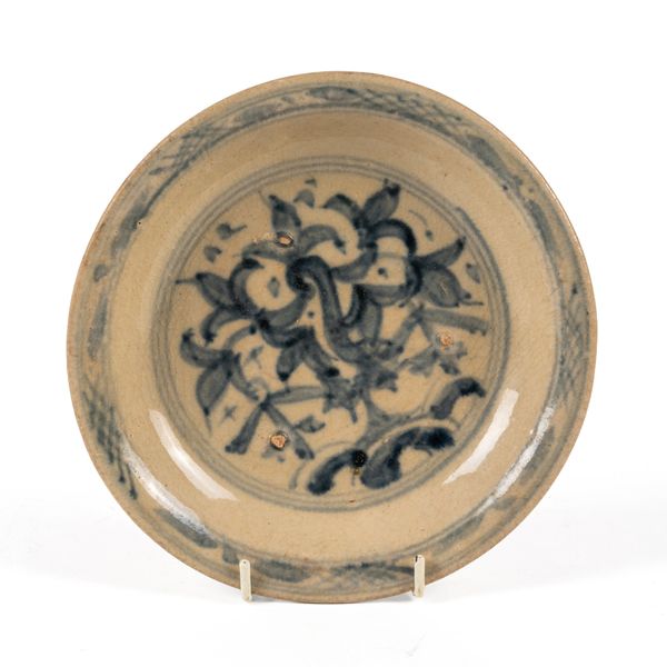 A VIETNAMESE BLUE AND WHITE STONEWARE PLATE