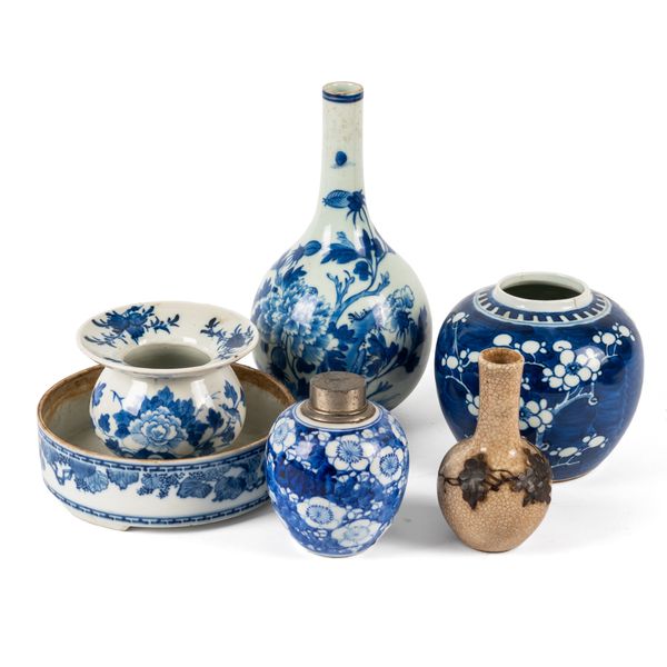 A GROUP OF CHINESE BLUE AND WHITE PORCELAIN (7)
