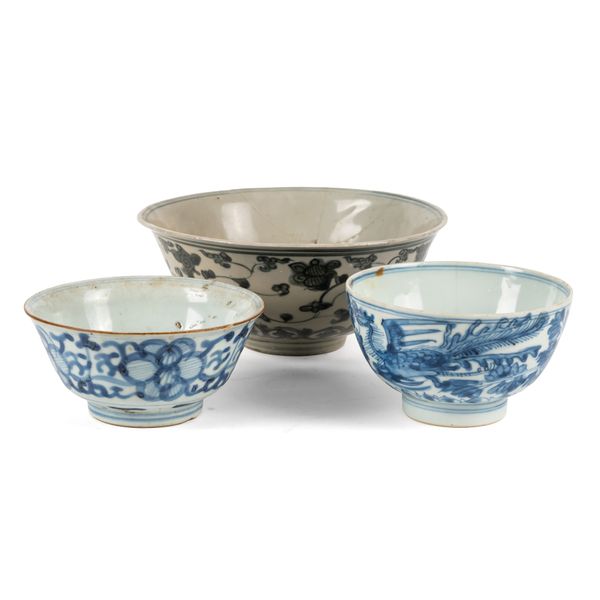 AN ANNAMESE BLUE AND WHITE PORCELAIN BOWL (3)