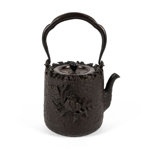 A JAPANESE CAST IRON TETSUBIN TEA KETTLE (2)
