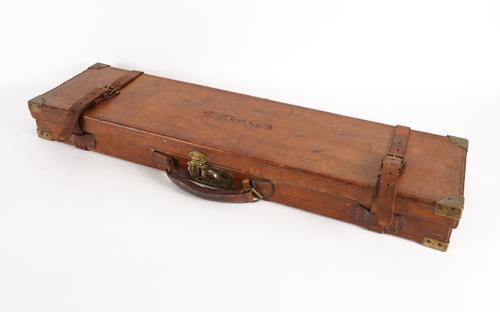 AN EARLY 20TH CENTURY BROWN LEATHER GUN CASE