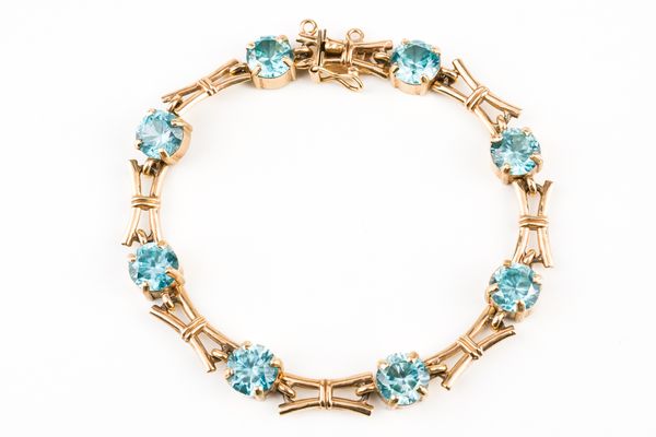 A 9CT GOLD AND BLUE ZIRCON BRACELET