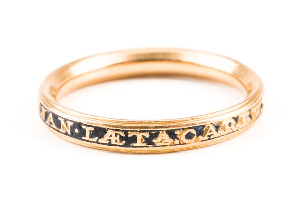 A GOLD AND BLACK ENAMELLED MOURNING RING