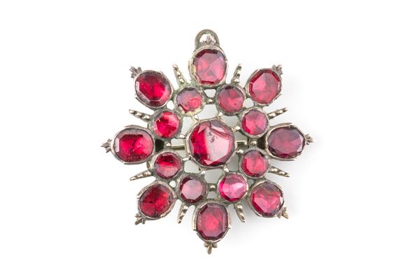 A 19TH CENTURY GARNET BROOCH