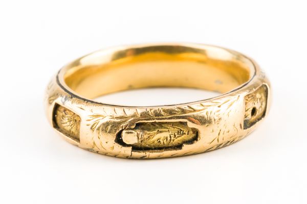 A MID 19TH CENTURY GOLD BAND RING