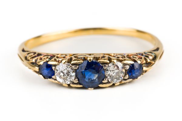 A GOLD, SAPPHIRE AND DIAMOND FIVE STONE RING