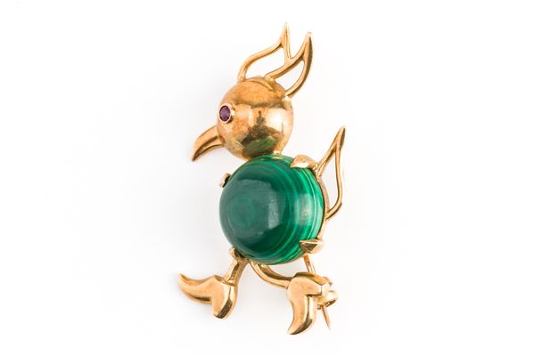 A 9CT GOLD AND MALACHITE BROOCH