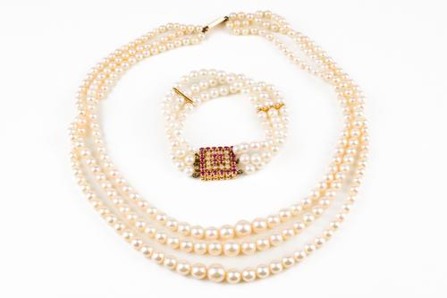 A PEARL NECKLACE AND PEARL BRACELET (4)