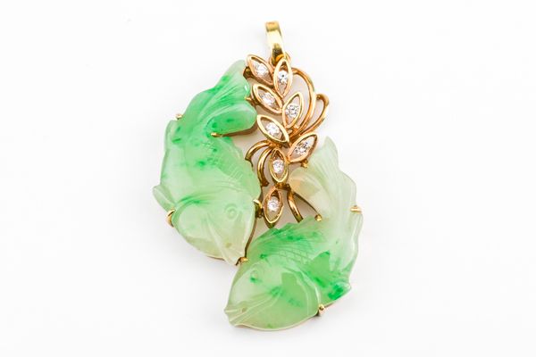 A GOLD, JADE AND DIAMOND PENDANT