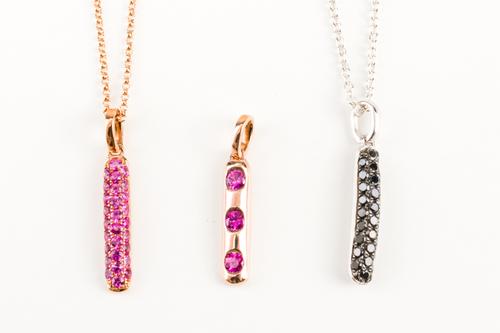 A 9CT WHITE GOLD AND BLACK DIAMOND PENDANT, WITH A SILVER NECKCHAIN AND THREE FURTHER ITEMS (5)