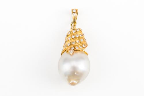 A GOLD, CULTURED PEARL AND DIAMOND PENDANT