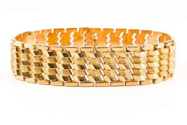 AN 18CT GOLD BRACELET