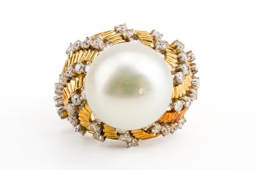 A GOLD, CULUTRED PEARL AND DIAMOND RING