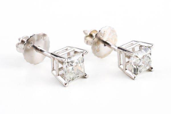 A PAIR OF PRINCESS CUT STUD EARRINGS (3)