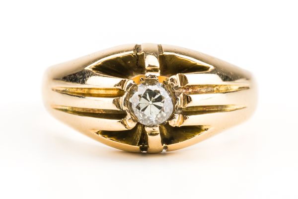 A GOLD AND DIAMOND SINGLE STONE RING