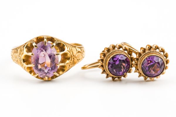 AN 18CT GOLD AND AMETHYST SINGLE STONE RING AND A PAIR OF EARRINGS (3)