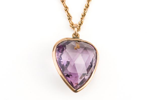 AN AMETHYST PENDANT NECKLACE WITH A GOLD NECKCHAIN (2)