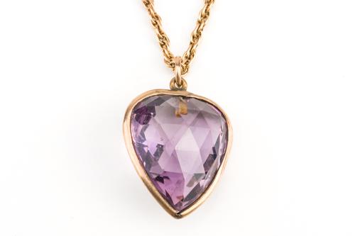 AN AMETHYST PENDANT NECKLACE WITH A GOLD NECKCHAIN (2)