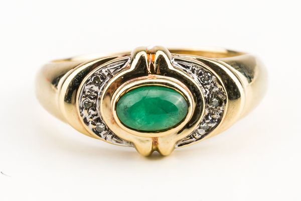 A 9CT GOLD, EMERALD AND DIAMOND RING