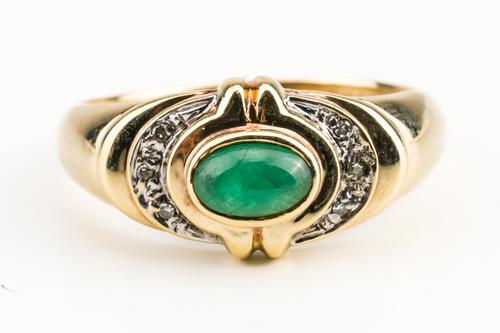 A 9CT GOLD, EMERALD AND DIAMOND RING