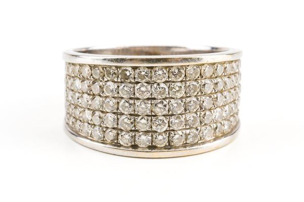 A WHITE GOLD AND DIAMOND RING