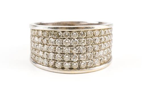 A WHITE GOLD AND DIAMOND RING