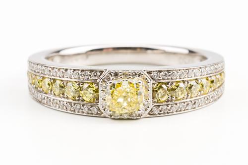 AN 18CT WHITE GOLD, DIAMOND AND YELLOW DIAMOND RING