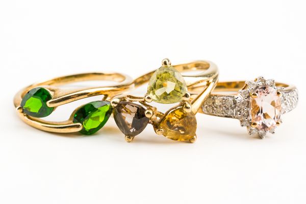 A 9CT GOLD AND GEM SET TREFOIL DESIGN RING AND TWO FURTHER 9CT GOLD AND GEM SET RINGS (3)