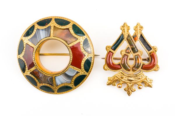 TWO GOLD AND VARICOLOURED AGATE SCOTTISH STYLE BROOCHES (2)