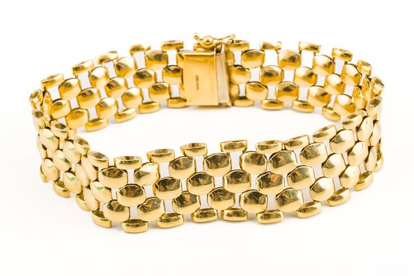 A GOLD BRACELET