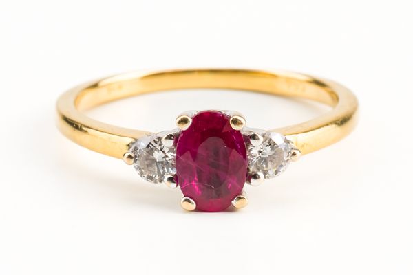 AN 18CT GOLD, RUBY AND DIAMOND THREE STONE RING