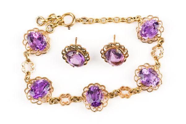 A GOLD AND AMETHYST BRACELET AND A PAIR OF MATCHING EARRINGS (3)