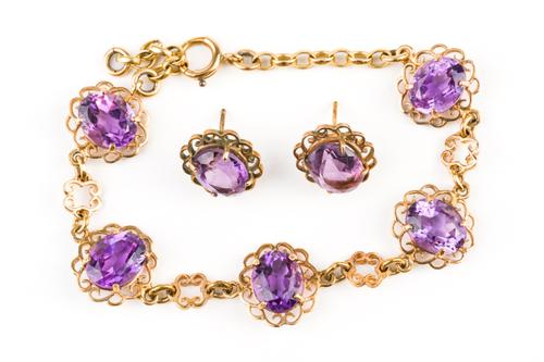 A GOLD AND AMETHYST BRACELET AND A PAIR OF MATCHING EARRINGS (3)