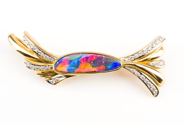 AN AUSTRALIAN GOLD AND OPAL BROOCH (2)