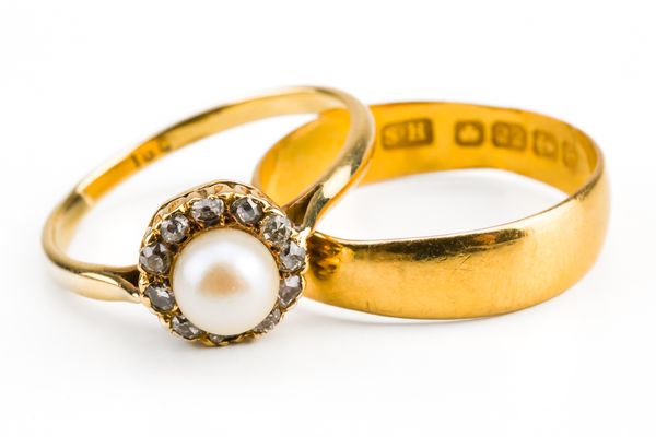 A CULTURED PEARL AND DIAMOND RING AND A 22CT GOLD WEDDING BAND (3)