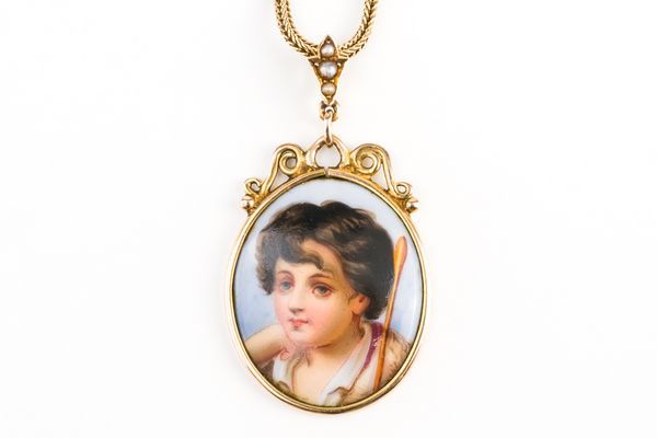 A PENDANT WITH A 9CT GOLD NECKLACE (2)