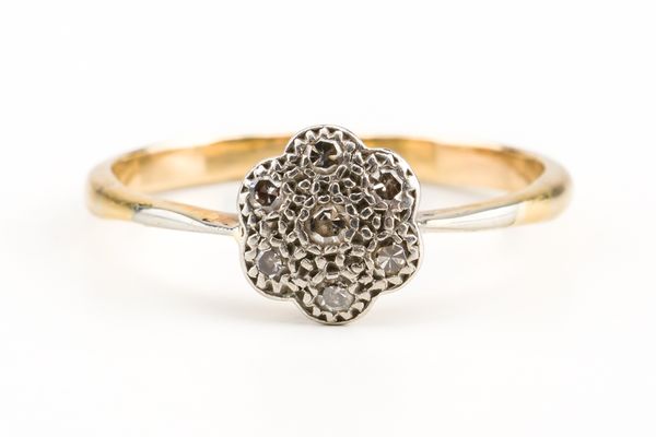 A GOLD AND DIAMOND SEVEN STONE CLUSTER RING