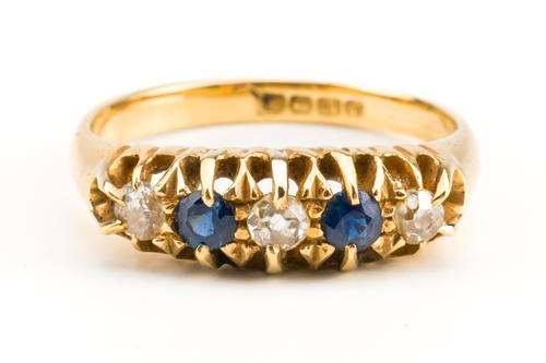 AN 18CT GOLD, SAPPHIRE AND DIAMOND FIVE STONE RING