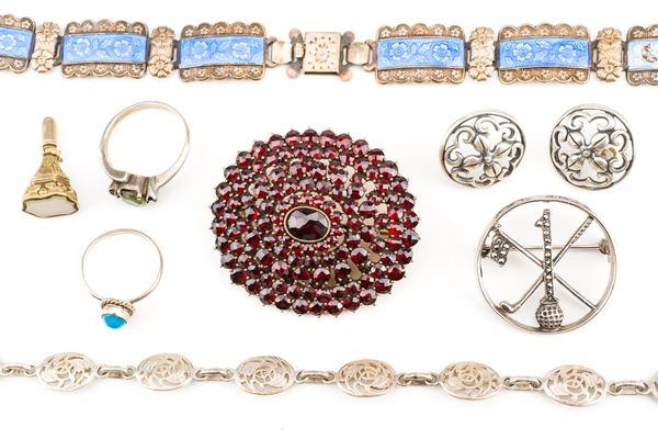 A GROUP OF JEWELLERY (9)