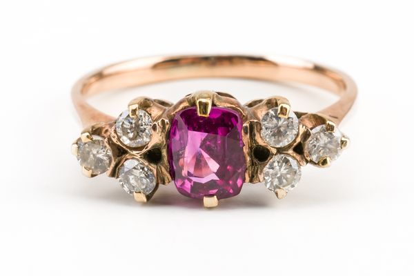 A GOLD, DIAMOND AND SYNTHETIC RUBY RING