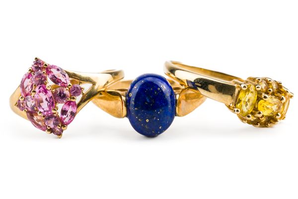 A 9CT GOLD AND LAPIS LAZULI RING AND TWO FURTHER RINGS (3)