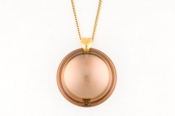 A GOLD MOUNTED BACCARAT GLASS PENDANT WITH A GOLD NECKCHAIN (2)